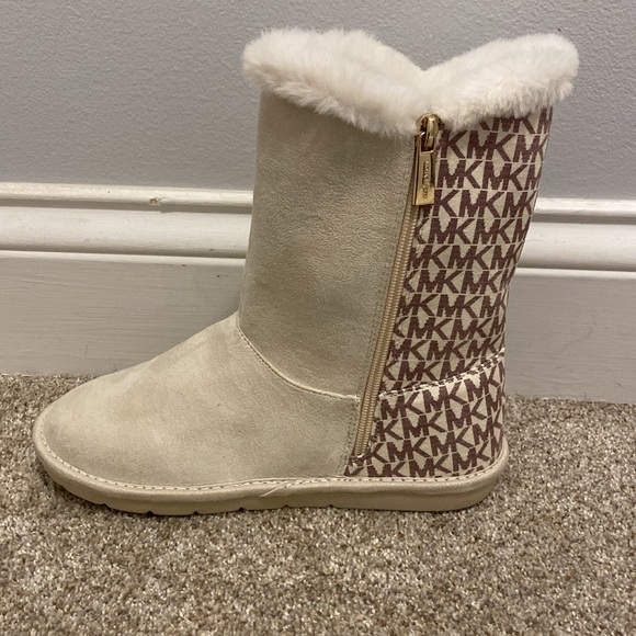 NWOT Michael Kors faux fur snow boots. Size 5. - Picture 3 of 14